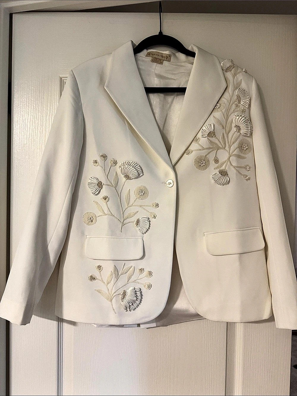 Embroidered Blazer in White Like New